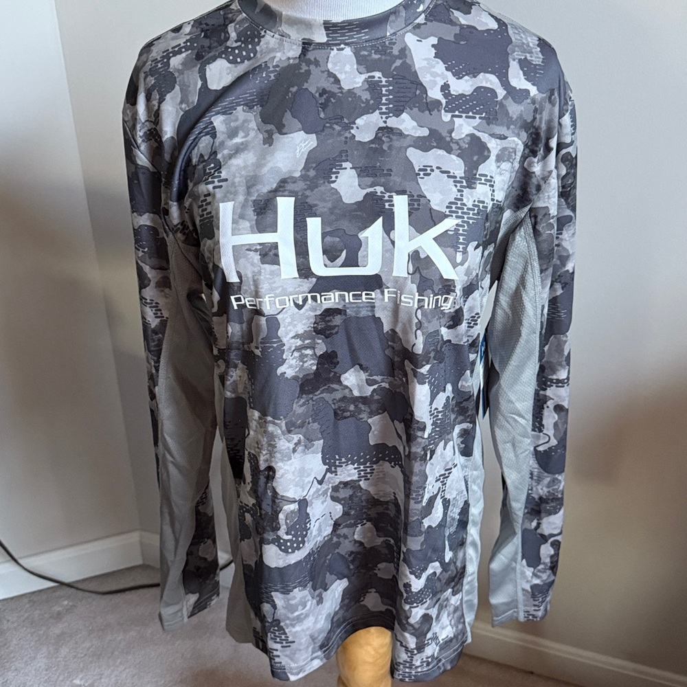 Huk Men's icon x refraction Camo long sleeve in gray.  size small Shirt. NWT